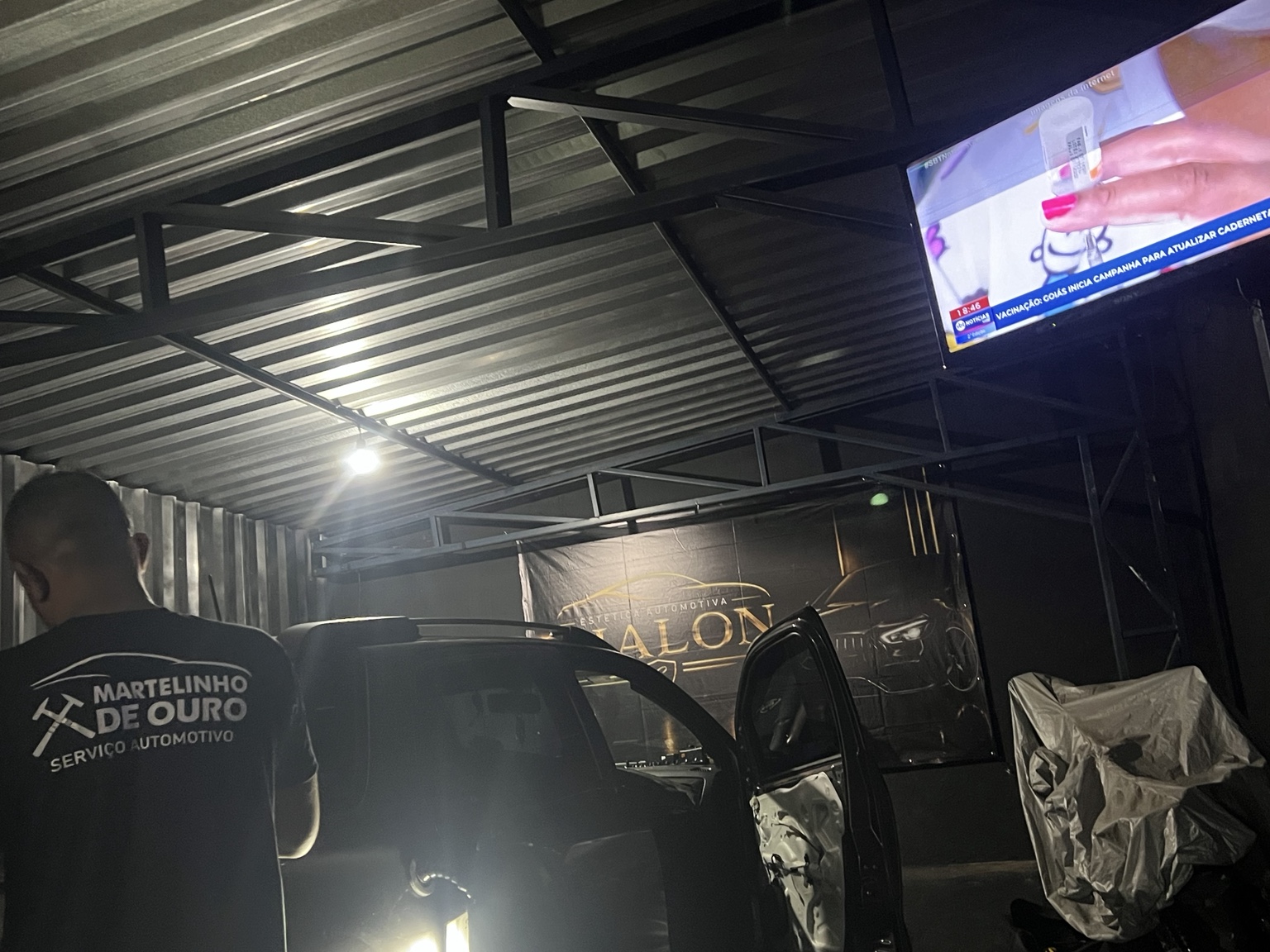 Profissional da Shalon trabalhando em veículo